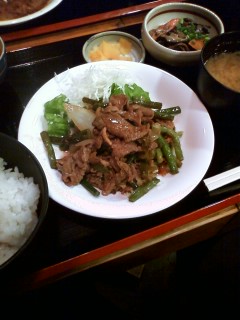【ランチ】八重洲・味処酒処 ちょっぷく 東京八重洲店/牛肉とニンニクの芽炒め定食(日替わり)
