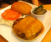 水道橋I-Kousyaのチーズバーガー