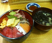 築地たねいちの海鮮丼と岩のりの味噌汁