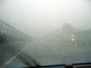 夕立で豪雨の中央道談合坂付近