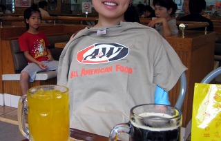 A&Wのロゴ入りTシャツ