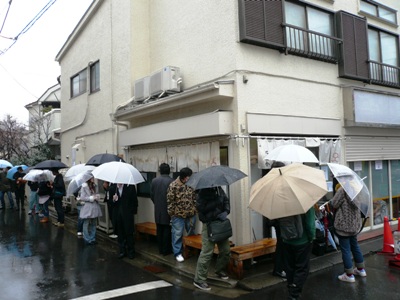 【ランチ】「雨降りのお昼はガツンと”つけめん”！」大崎・六厘舎　店舗外観