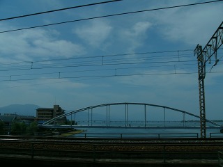 JR東海道本線車窓からかろうじて見える琵琶湖