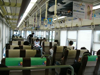 JR西日本223系新快速電車の車内