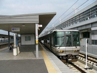 終点姫路駅に到着した長浜始発新快速_JR西日本223系12両編成
