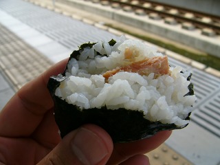 おにぎりをふたつに割ってみた